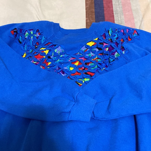 A unique blue sweater - Picture 2 of 4